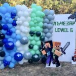 Тематична декорация Minecraft с фон за снимки, арка от балони в синьо, зелено и бяло, фигури на Стив и Creeper за шестия рожден ден на Лъчезар.