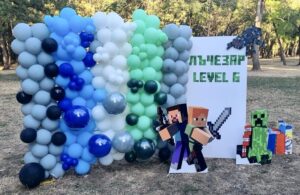 Тематична декорация Minecraft с фон за снимки, арка от балони в синьо, зелено и бяло, фигури на Стив и Creeper за шестия рожден ден на Лъчезар.
