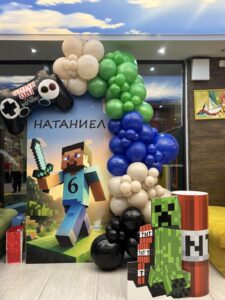 Тематична декорация за детски рожден ден Minecraft с арка от балони, персонализиран фон, фигури на Creeper и TNT и украса за шестия рожден ден на Натаниел.